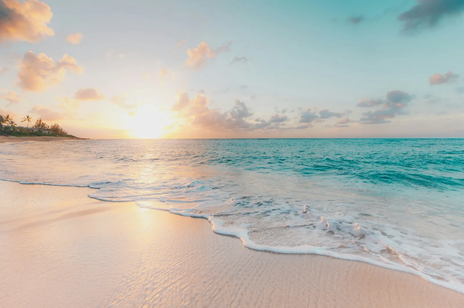 Praia tropical ao pôr do sol — destino atendido por uma agência de viagens